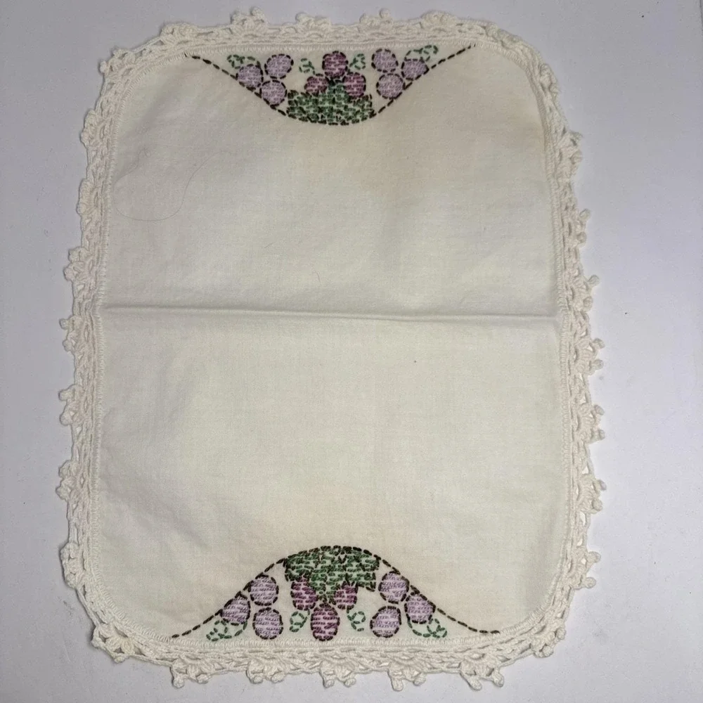Vintage‎ Hand Embroidered Grape Linen Placemats Crochet Lace Trim Set of 4 White